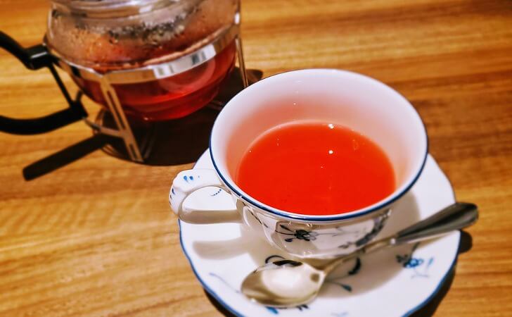 ローズヒップティーとカップ