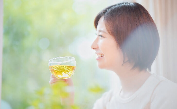 ハーブティーを飲んでいるママ