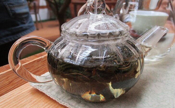 桑の葉茶を淹れているところ